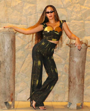 10 tenues en pagne portées par Beyoncé #lookenpagne #Beyoncé #ankarastyle #ankaramode #robeenpagne #lookbook